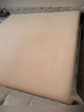 Peacock Alley Hotel 100% Cotton Beige Matelassé Coverlet Portugal Queen Or Full
